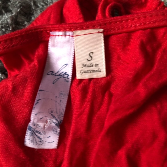 Red top - Picture 3 of 4